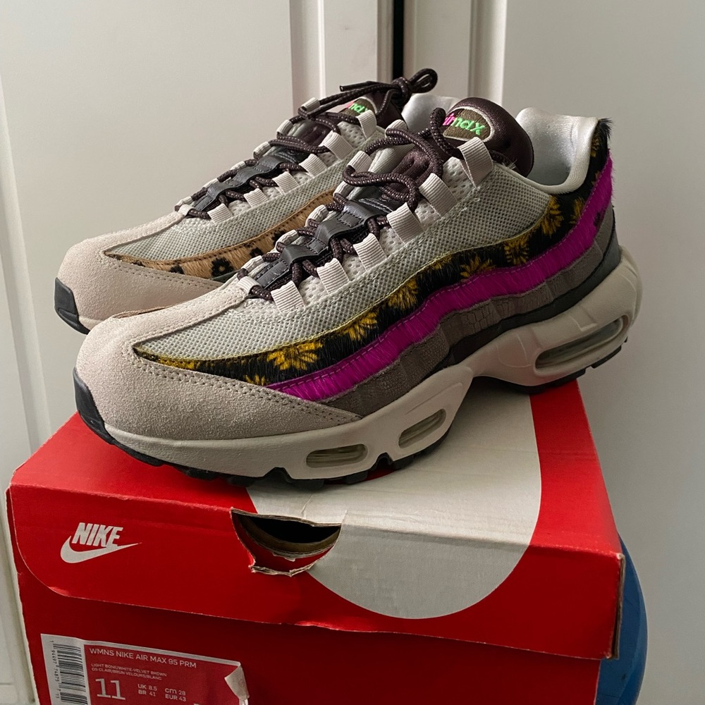 NIKE SHOE